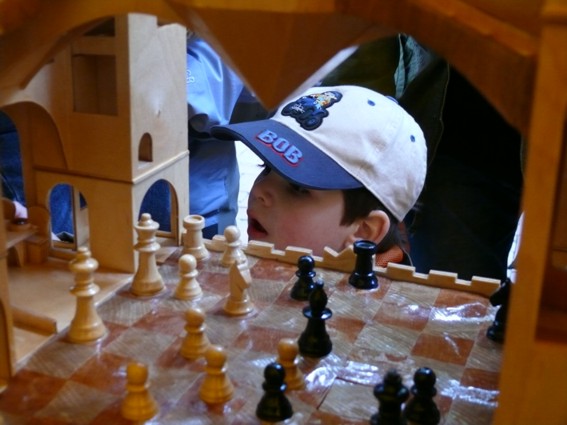 Spielfeld der Schachburg, zwischen den Figuren finden die Murmeln ihren Weg